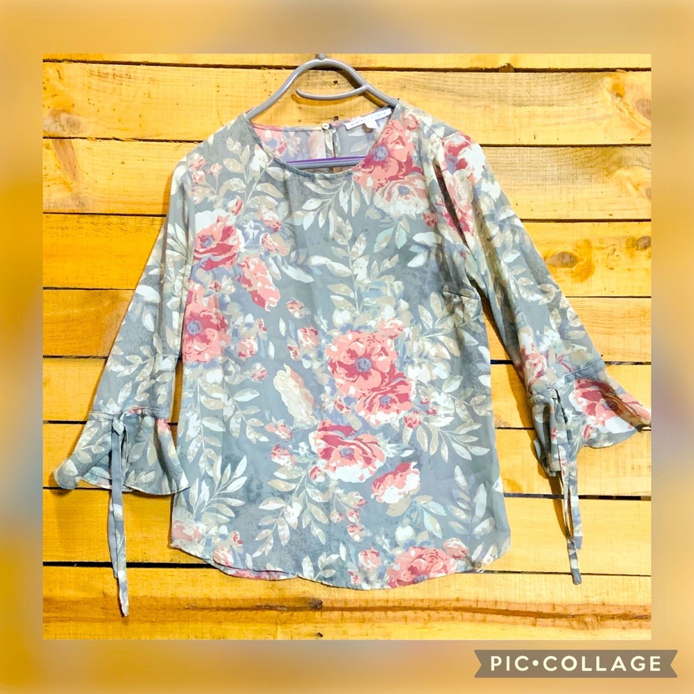•Violet + Claire Floral Top ~ Size: Small•